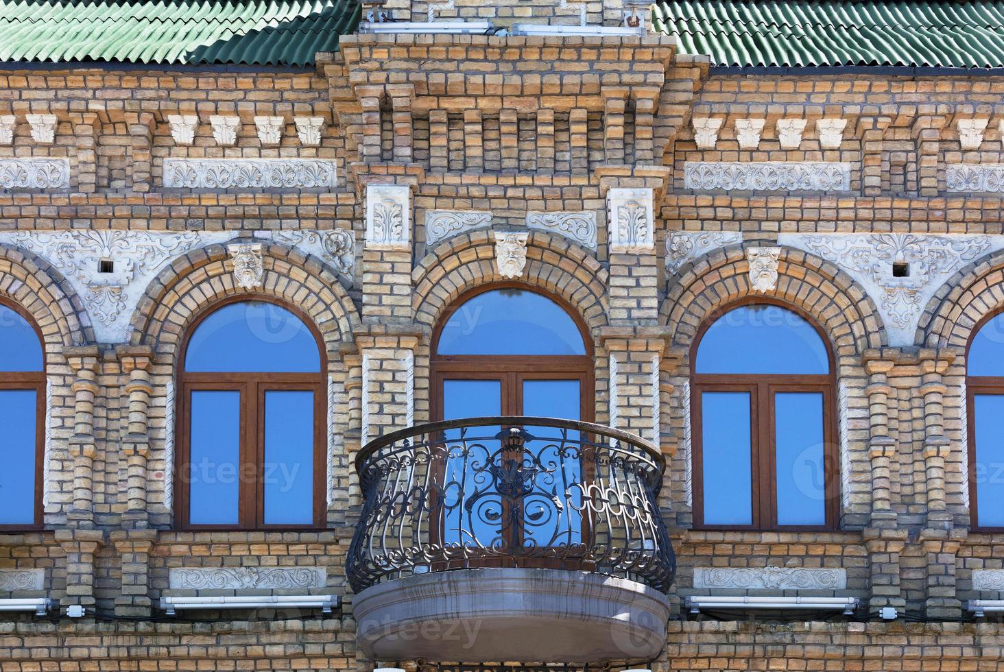 las ventanas de madera del antiguo edificio de arquitectura reflejan el cielo azul claro foto