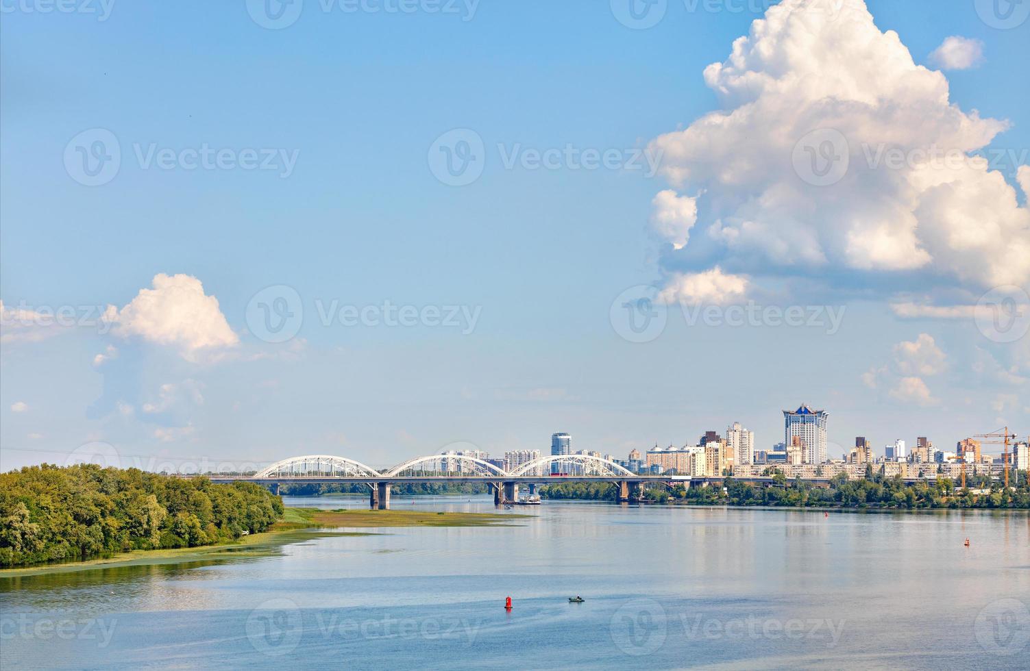 una gran nube figurada se cernía sobre la ciudad cerca del puente del ferrocarril cerca del río dnipro. foto