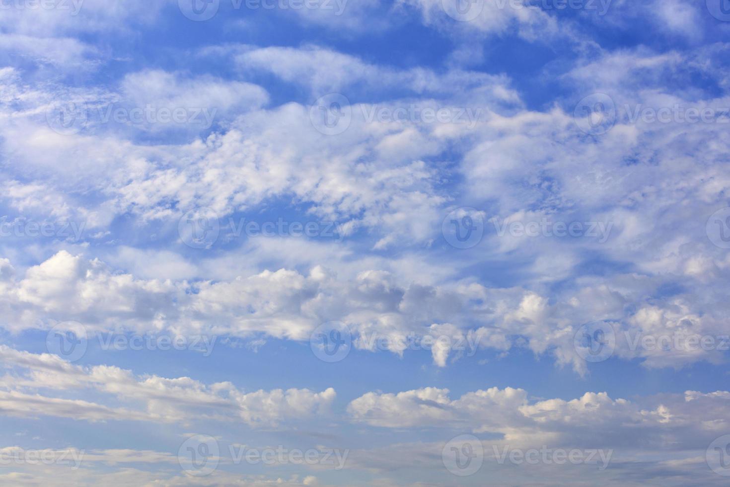 exuberantes nubes blancas flotan en el brillante cielo azul saturado. foto