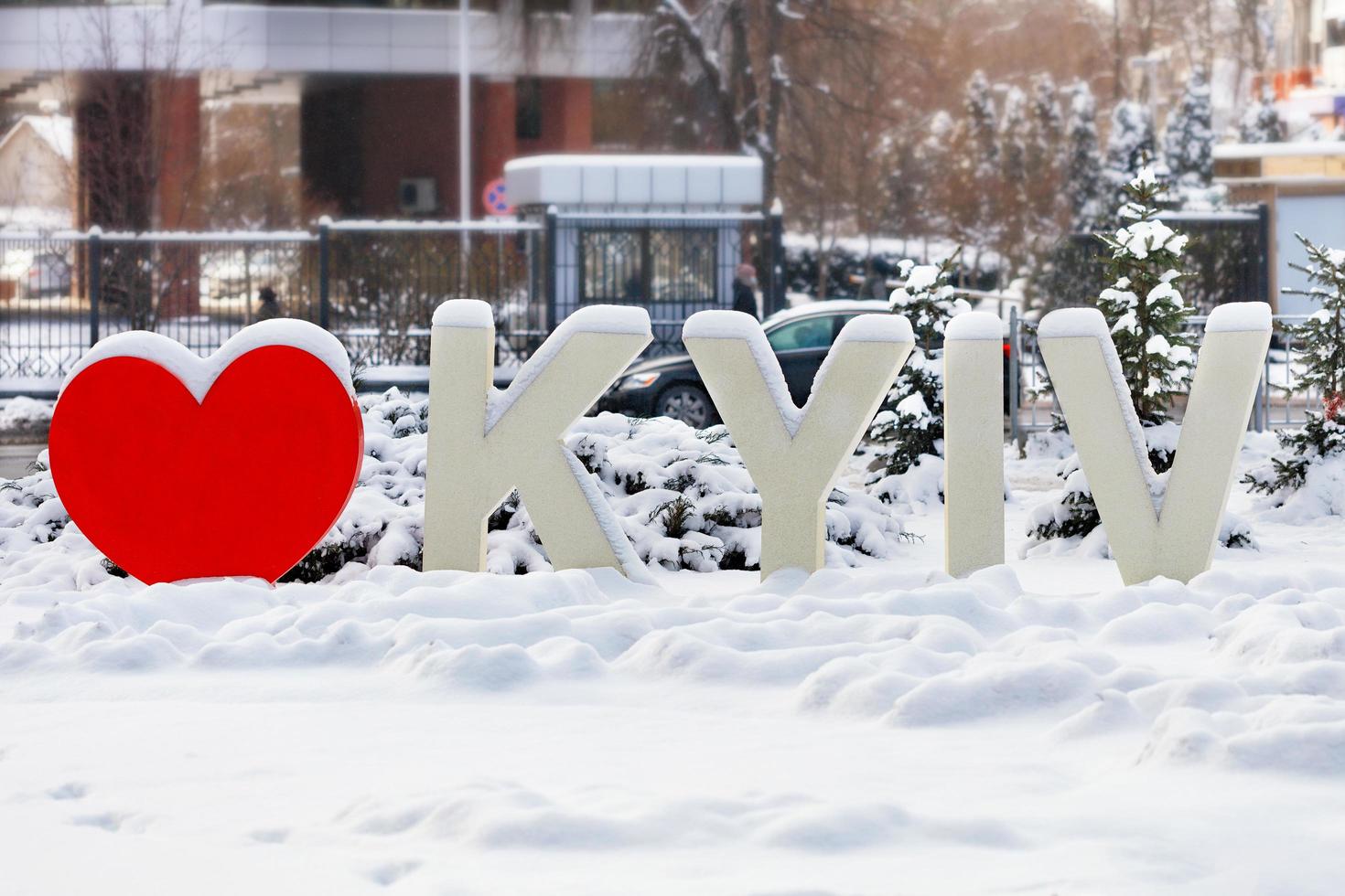 la inscripción amo kyiv en el parque de la ciudad bajo un gorro de nieve en invierno. Kiev, Ucrania. 16.01.2021. foto