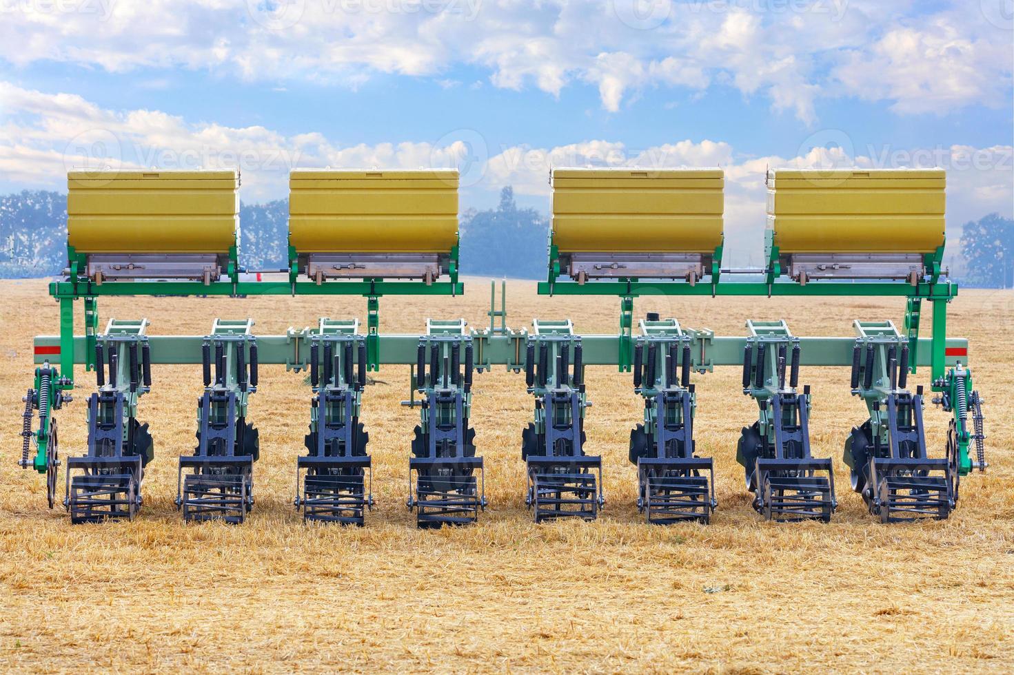 Modified aggregate, cultivator and device for applying fertilizers used in the agricultural sector. photo