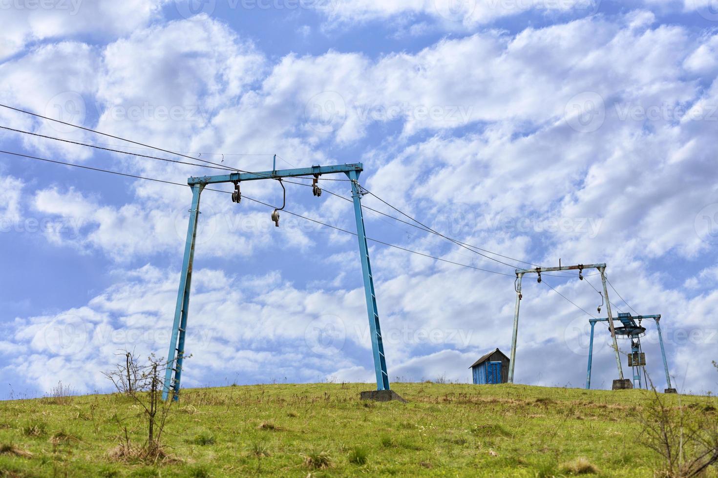 el marco del teleférico de montaña se encuentra solo en la cima de la montaña. foto