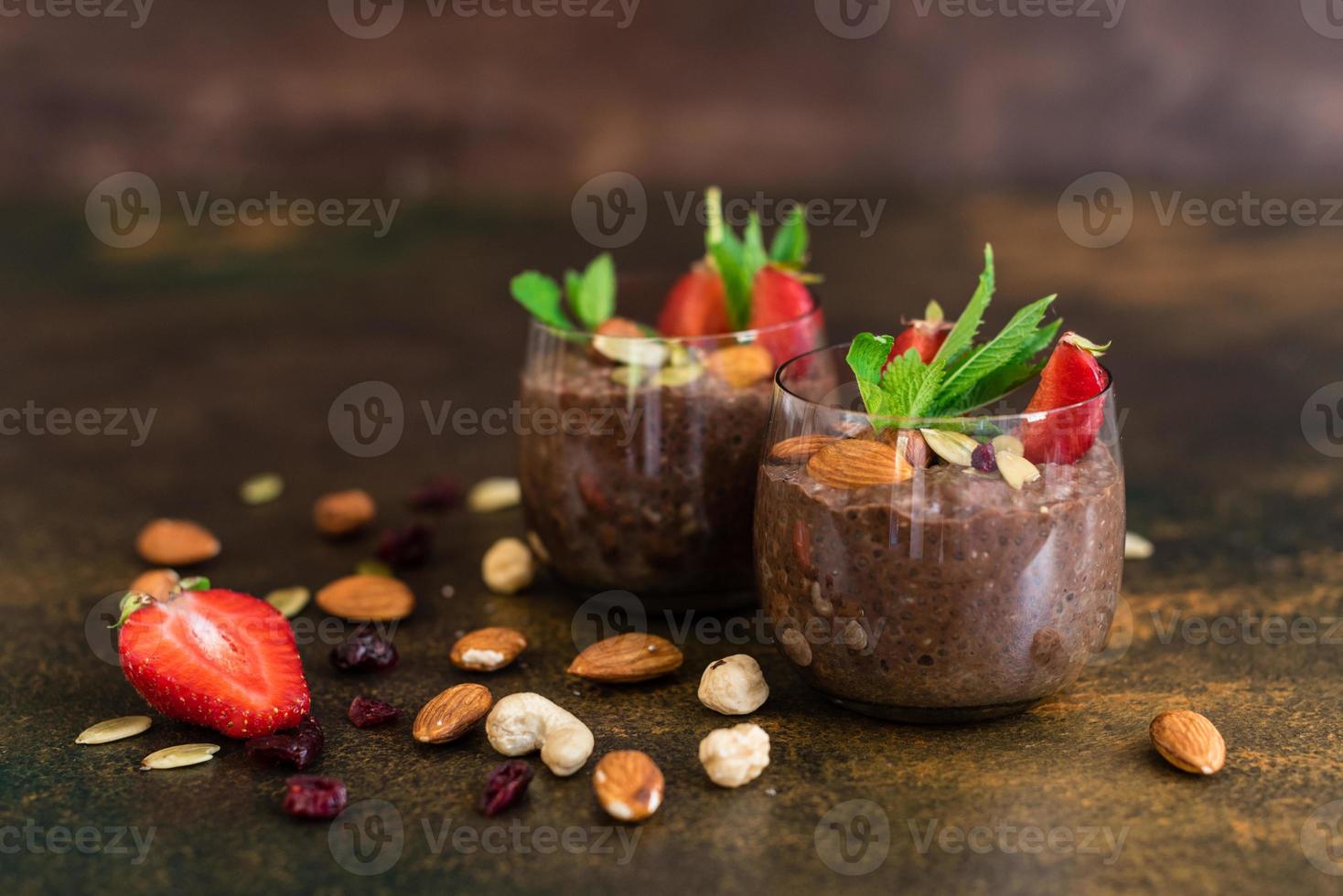 pudín de chía con cacao, chocolate y nueces en leche de almendras foto