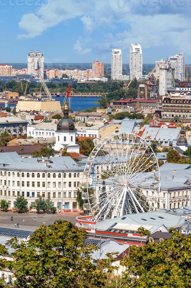 el paisaje de verano kyiv con una vista del antiguo distrito de podil con una noria. foto