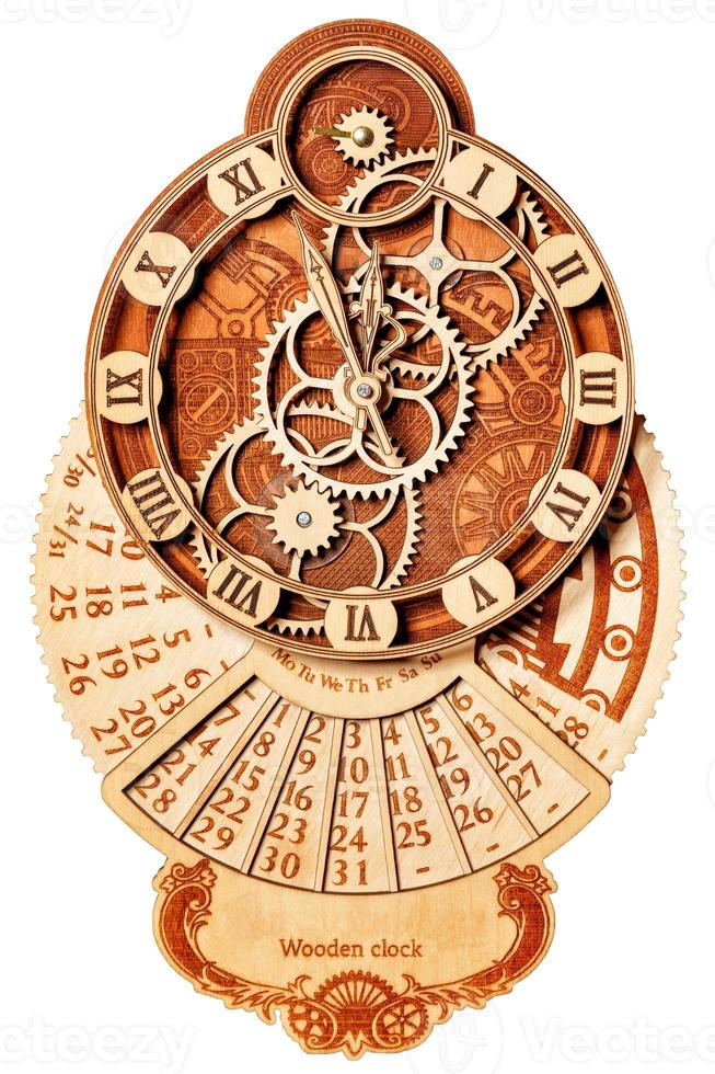 Hermoso reloj de pared de madera original con engranajes de madera y calendario aislado sobre un fondo blanco. foto