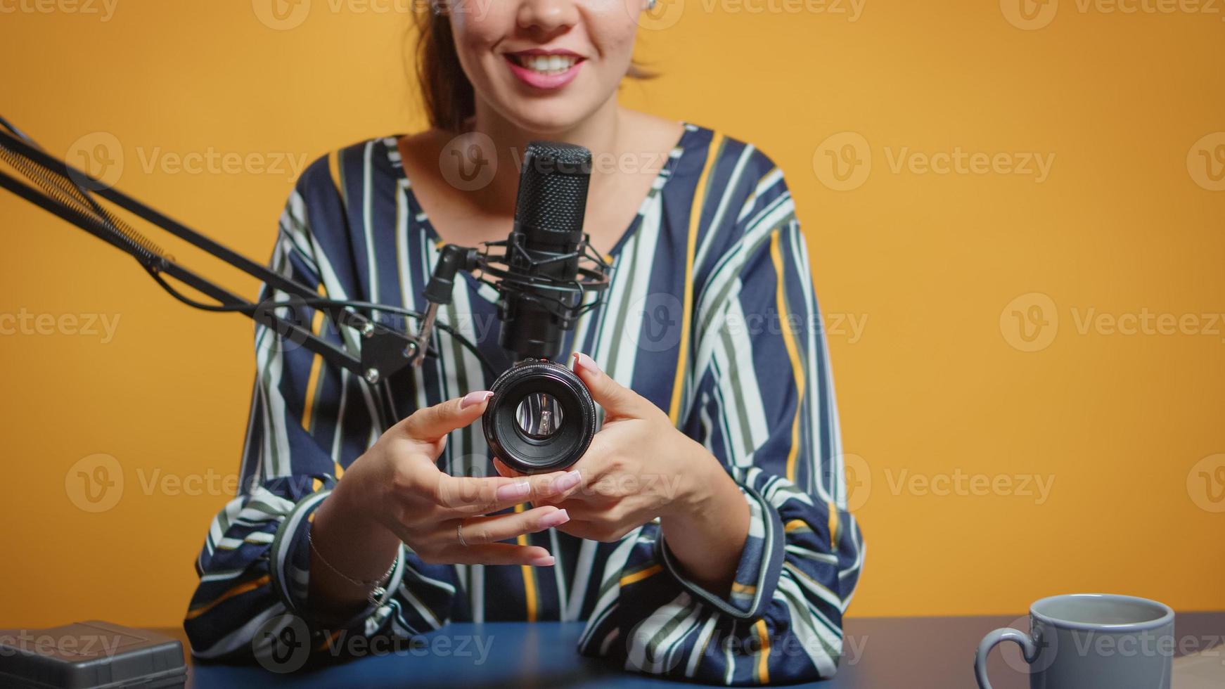 experto en fotografía hablando de lentes de cámara foto