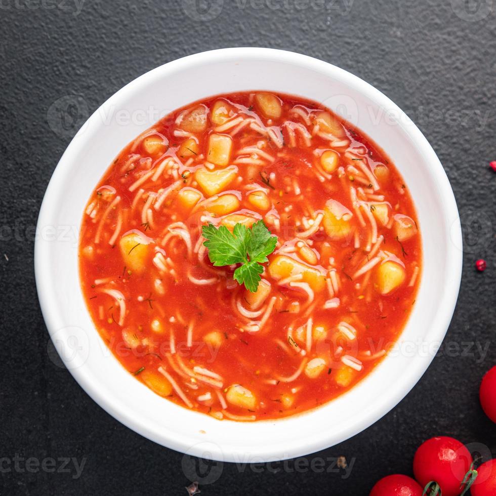 minestrone rojo tmato sopa frijoles y verduras dieta ceto o paleo foto