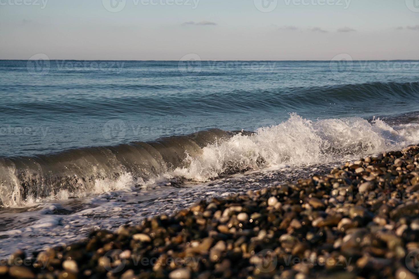 olas en la orilla del mar. ondulación del agua cerca de la costa. movimiento del agua cerca del mar foto