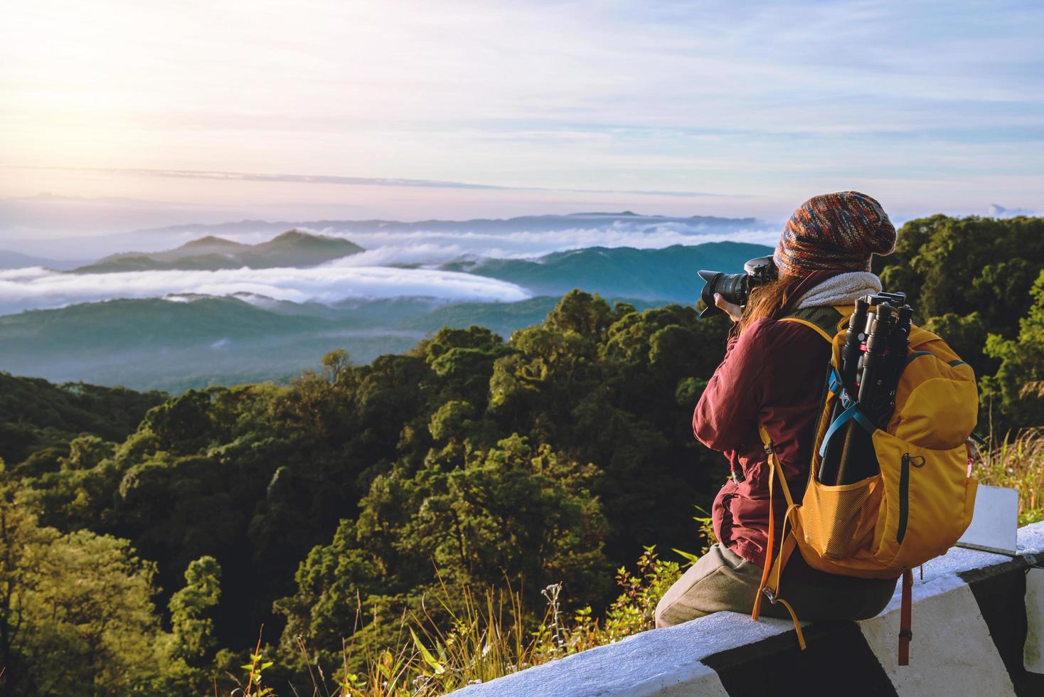 la joven viaja para tomar fotografías de la niebla del mar en la montaña. viajar relajarse. campo toque natural. en chiangmai inthailand foto