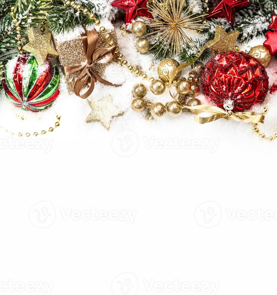 decoración navideña festiva con adornos rojos foto