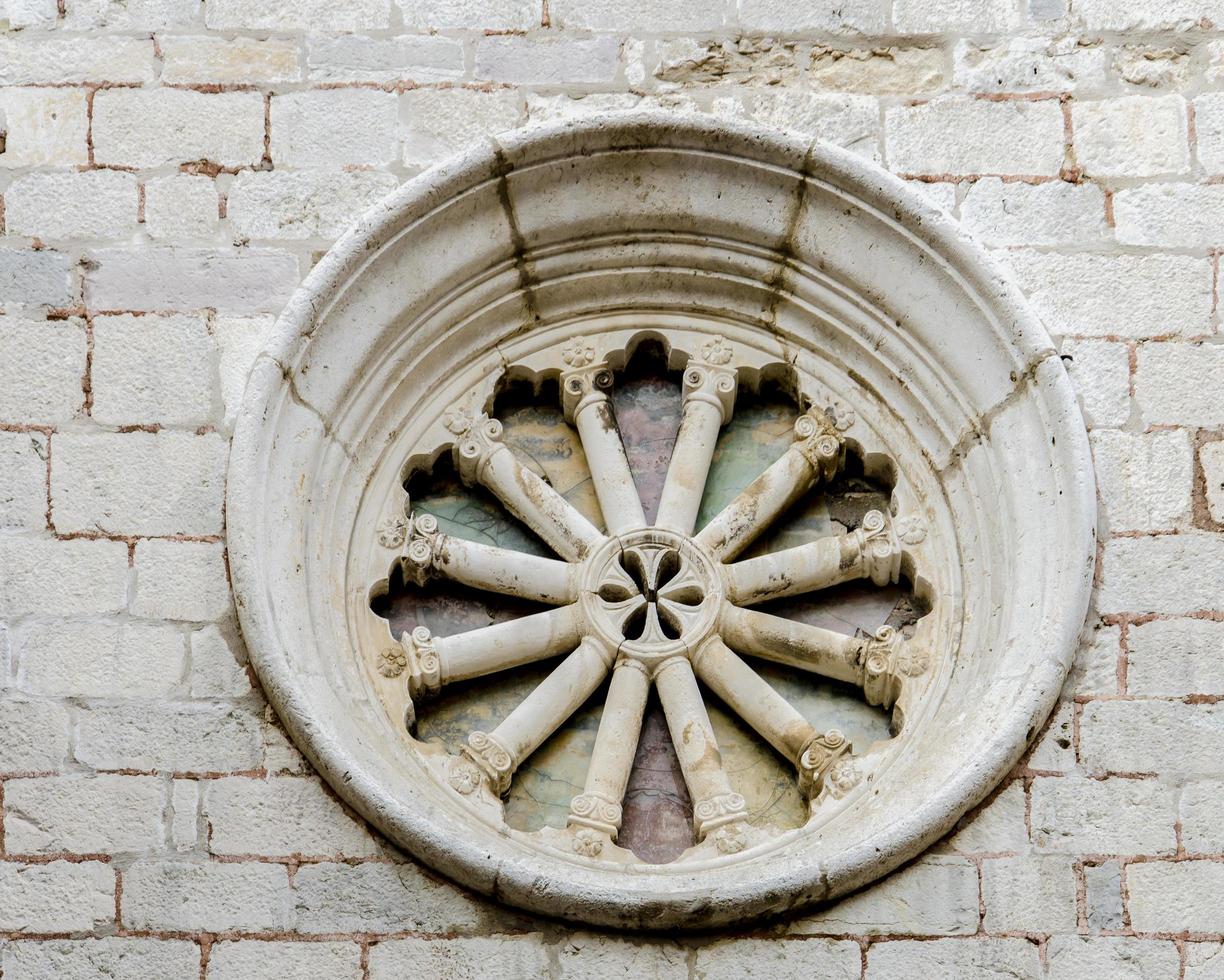 Ventana de la iglesia en Kotor, Montenegro foto