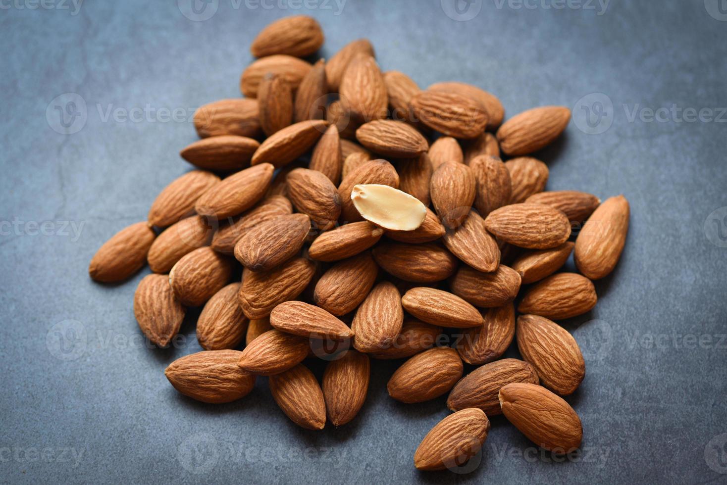 almendras sobre fondo oscuro vista superior sobre la mesa, cerca de almendras tostadas nueces proteína natural alimento y para la merienda foto