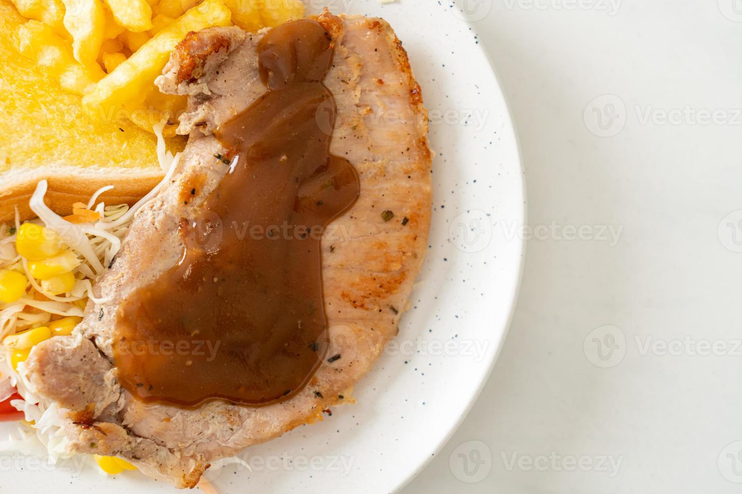 bistec de cerdo con salsa de pimientos negros foto