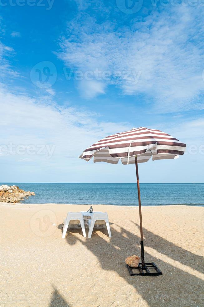 Patio mesa y silla al aire libre en la playa con fondo de playa de mar foto