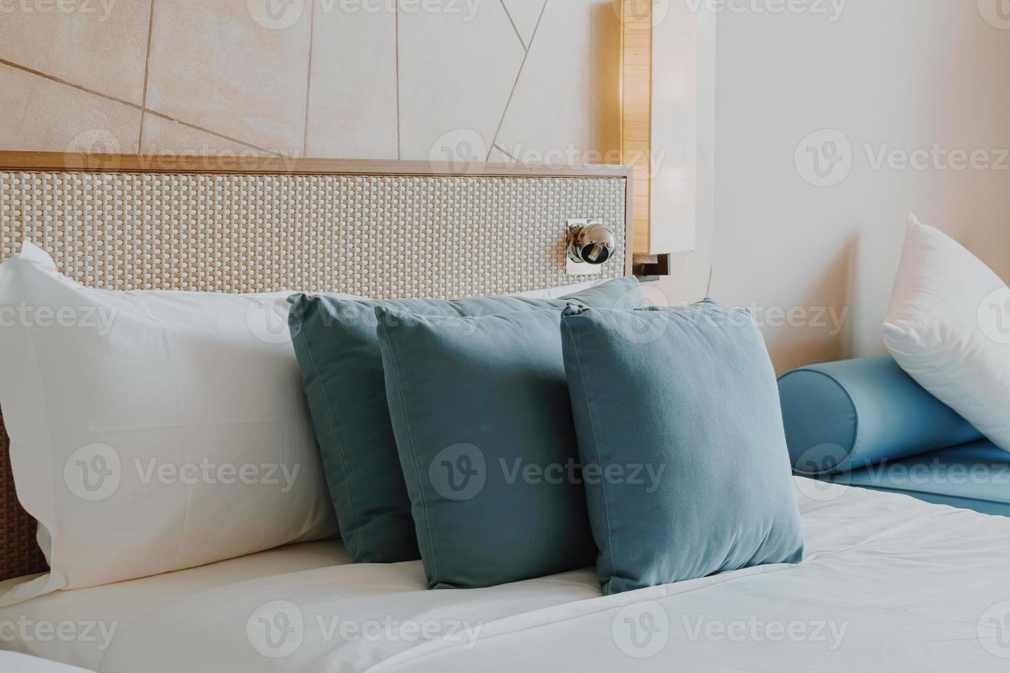 Hermosa y cómoda decoración de almohadas en el dormitorio. foto