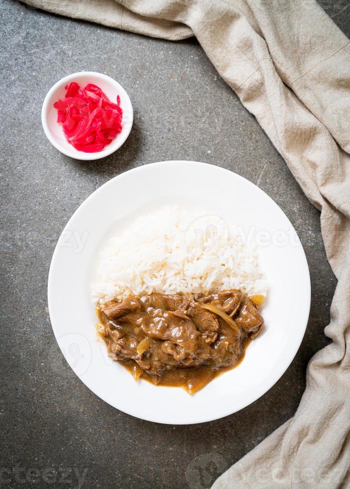 arroz al curry de ternera en rodajas foto