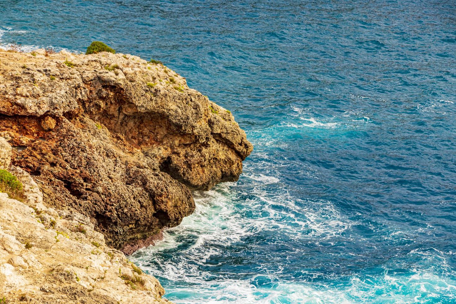 rocas de la bahía y agua turquesa de cala figuera mallorca españa. foto