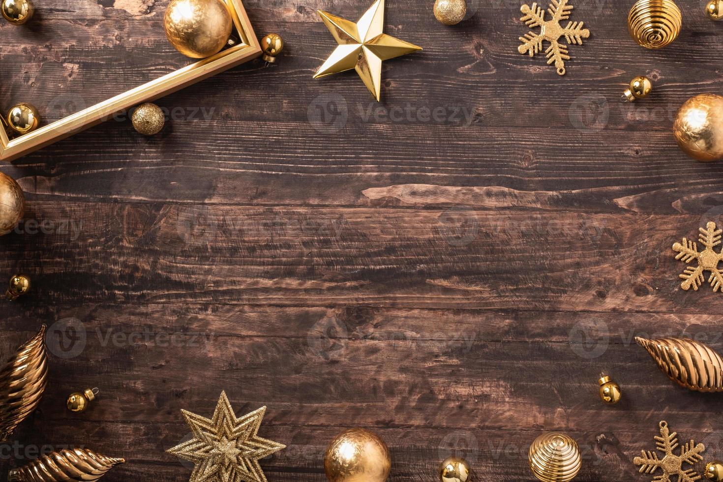 Marco de imagen de oro de Navidad y adorno, adorno de decoración de estrellas en la mesa de madera marrón foto