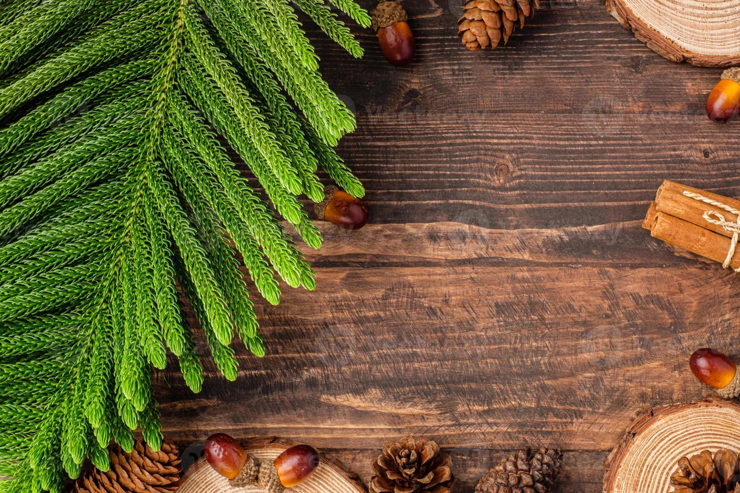 pino de navidad y cono de pino en el fondo de la tabla de madera foto