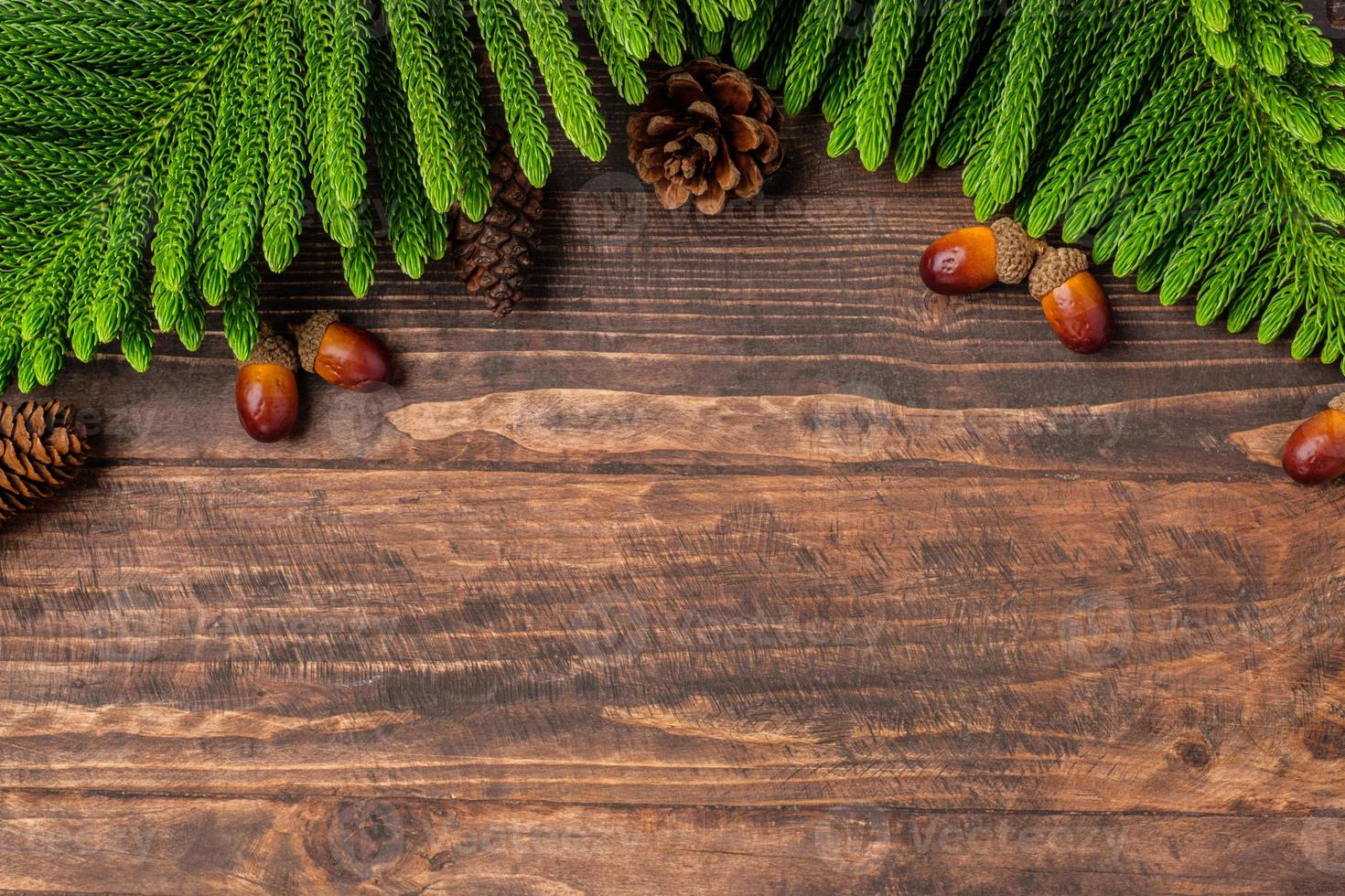 pino de navidad y cono de pino en el fondo de la tabla de madera foto