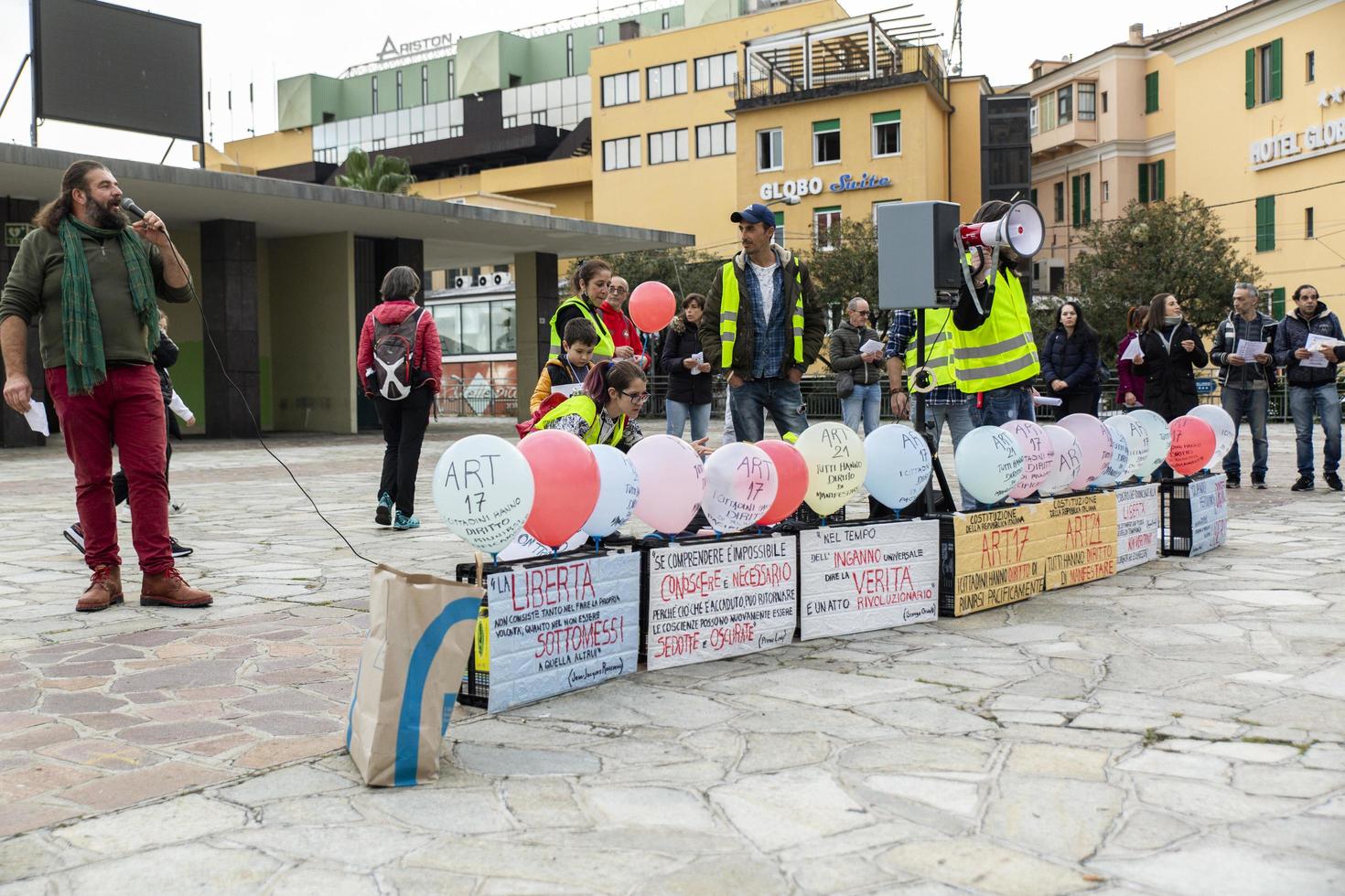 sanremo, italia, 20-11-2021 ciudadanos italianos unidos para manifestarse en las calles contra la ley del pase verde, reportaje periodístico foto