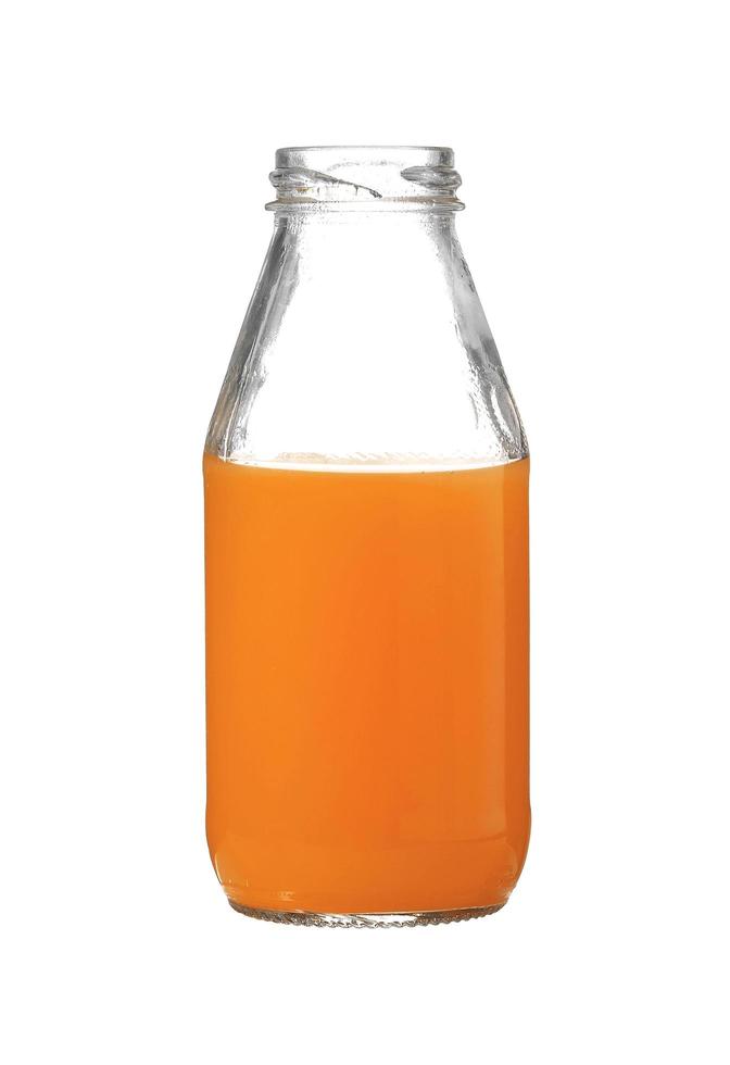 Jugo de zanahoria en botella de vidrio sobre fondo blanco. foto