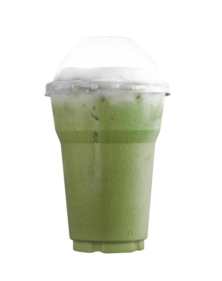 Té verde japonés helado en vaso de plástico sobre fondo blanco. foto