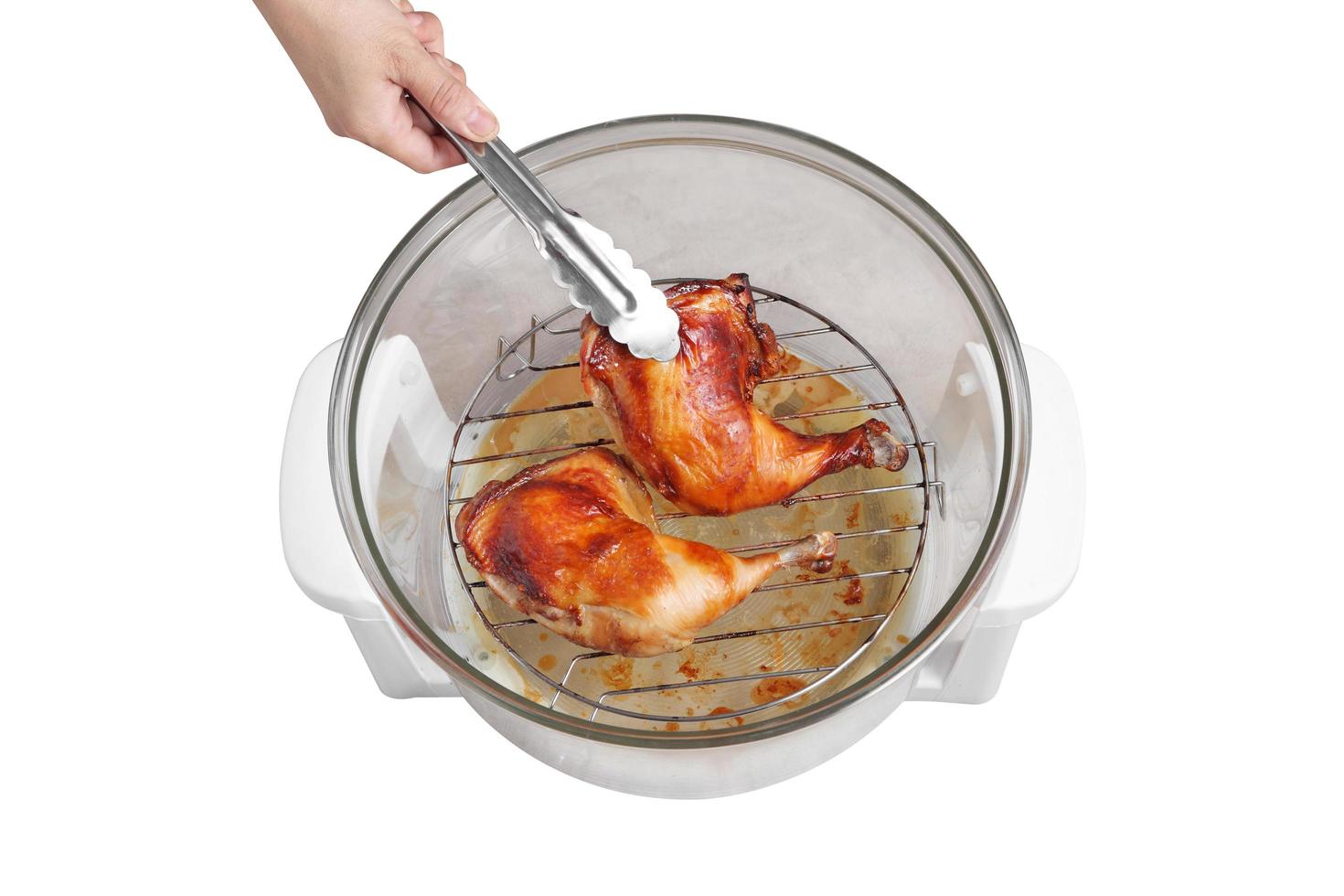 Pollo picante asado tailandés en horno sobre fondo blanco. cocinar en el horno. foto