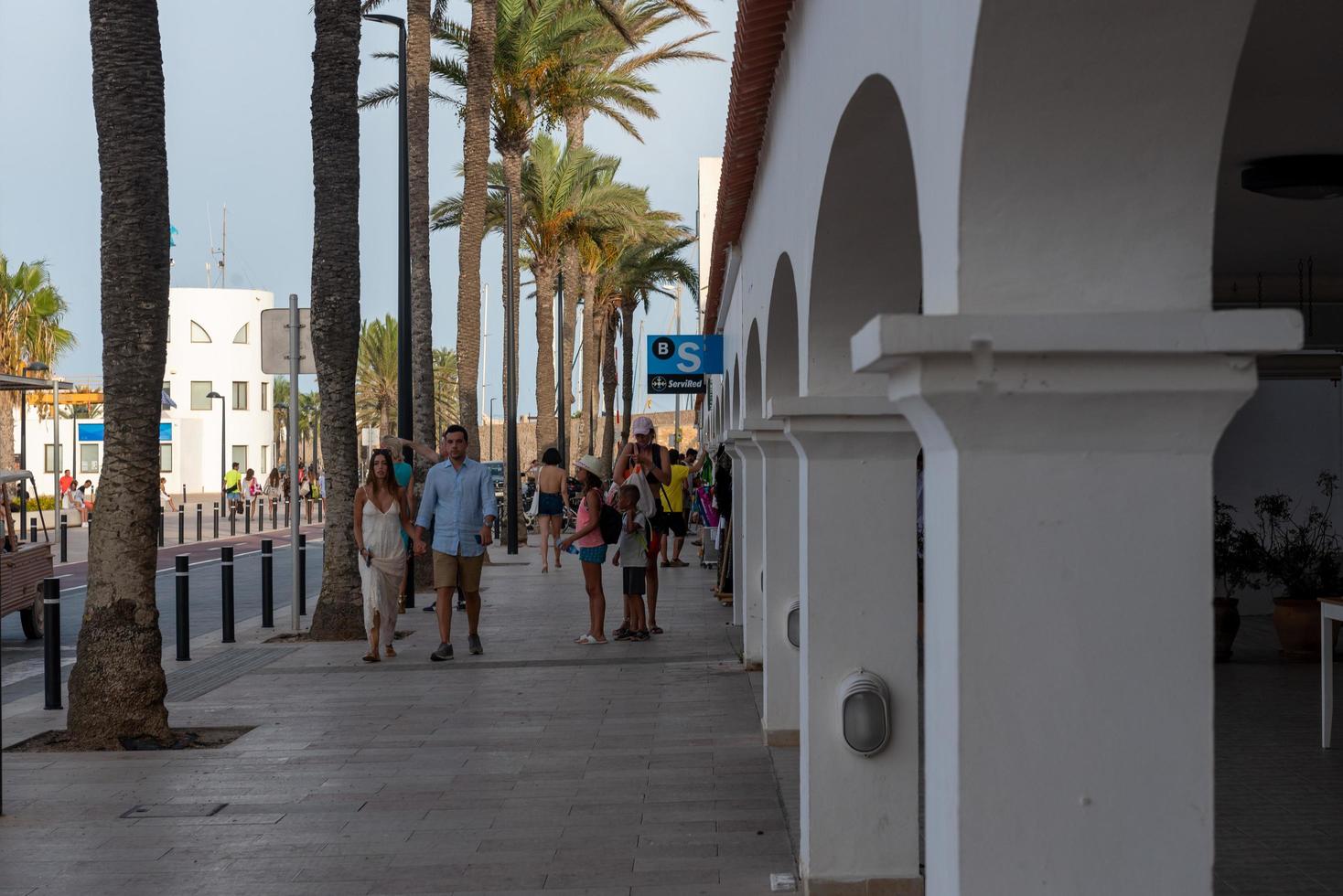 formentera, españa 2021 - gente en el puerto de formentera, verano foto