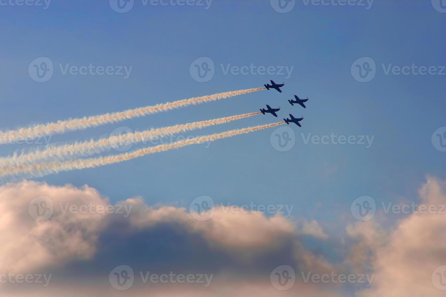 Vuelo sincronizado en equipo, volando en formaciones. foto