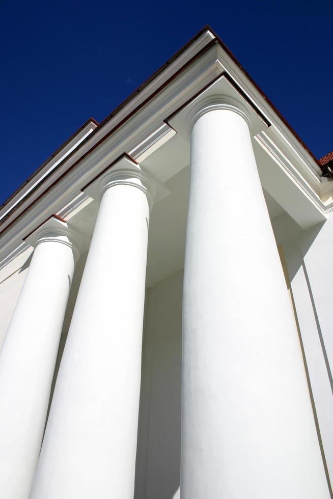 columnas blancas contra el cielo azul claro foto