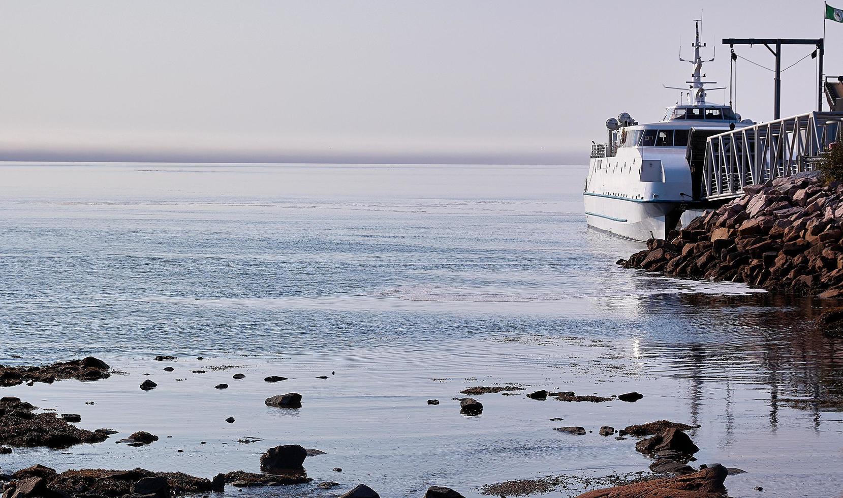 un ferry espera a los coches. foto