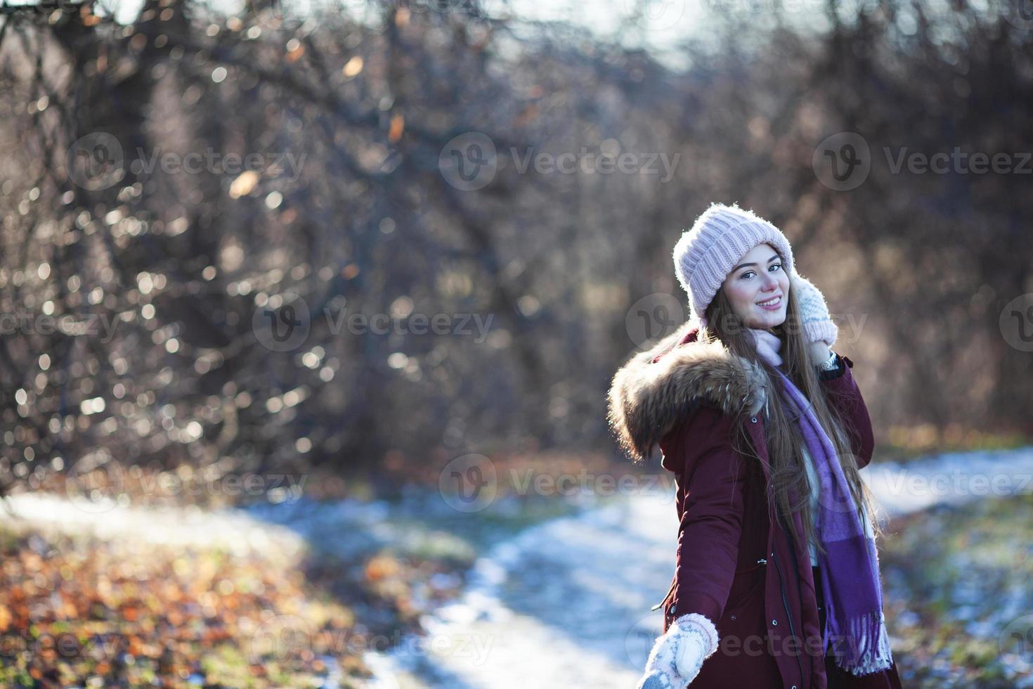 joven mujer feliz y hermosa caminando en el parque de otoño foto