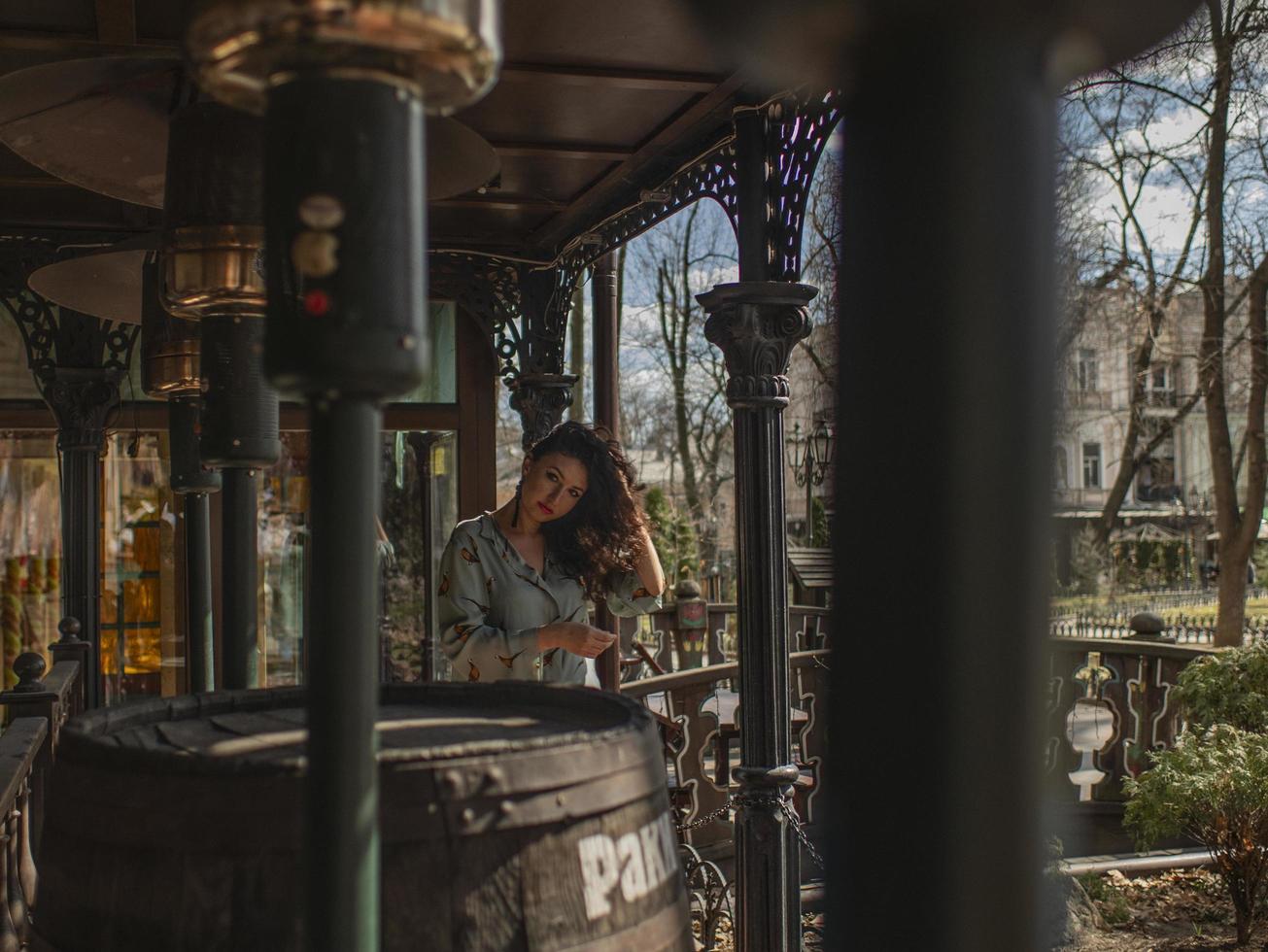 chica con cabello hilado en la calle foto