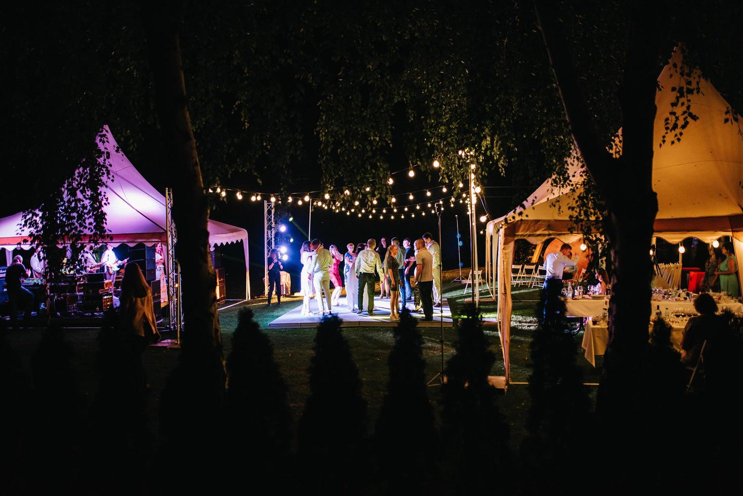 ciudad, país, mmm dd, aaaa - recepción de boda en un bosque foto