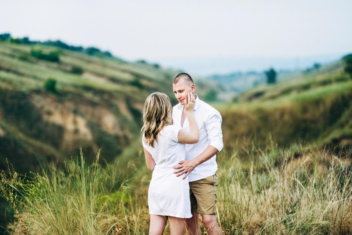 Un chico con una chica con ropa ligera en el fondo de un cañón verde foto