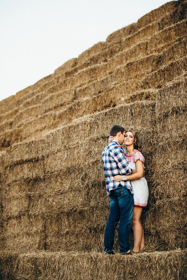 un chico con una chica en un paseo de verano en el campo foto