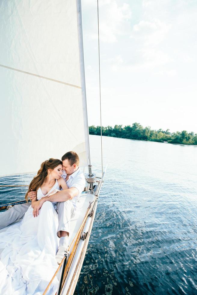 pareja joven, chico y chica, en, un, velero foto