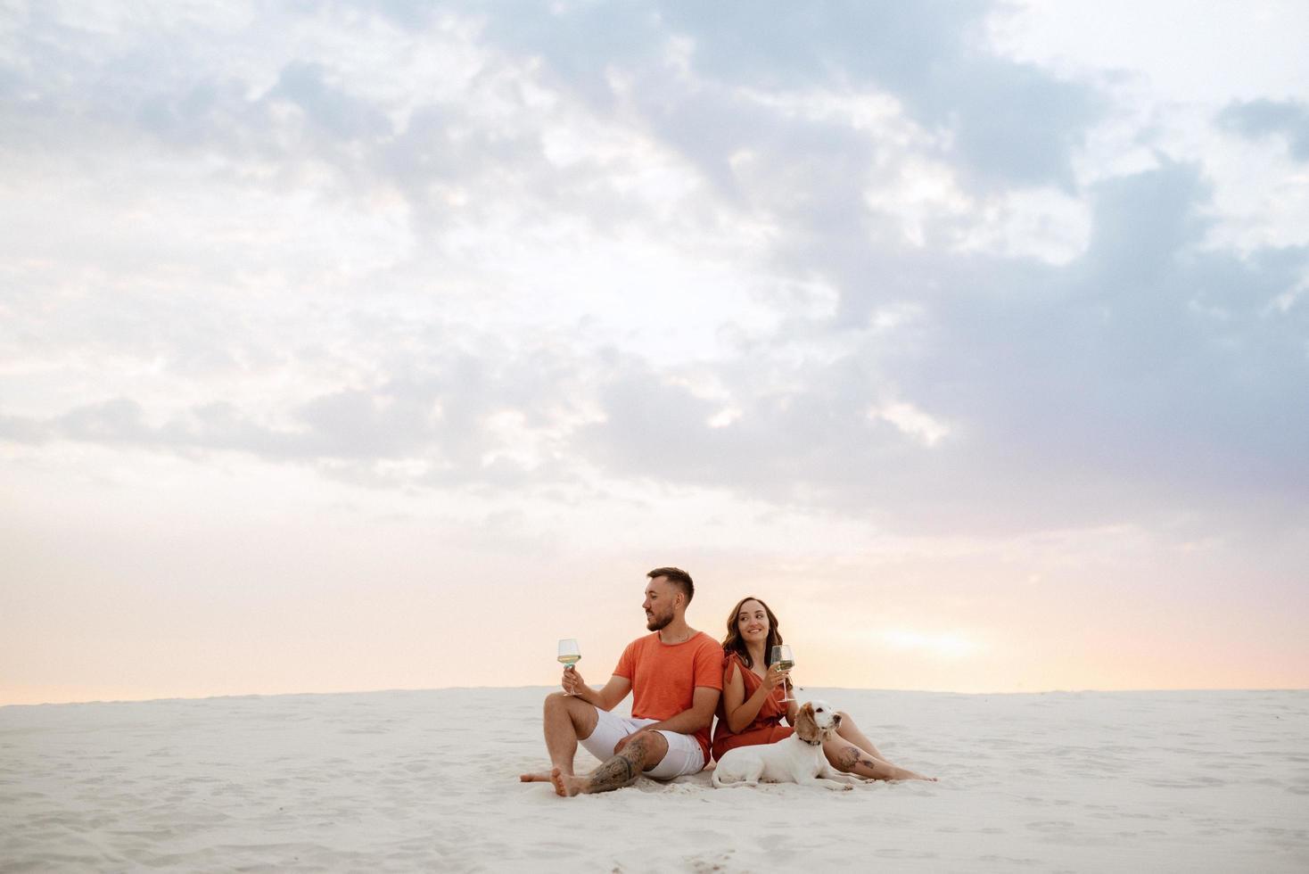 pareja joven, en, naranja, ropa, con, perro foto