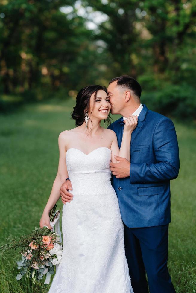 una pareja enamorada un chico y una chica en un paseo por el cinturón del bosque foto