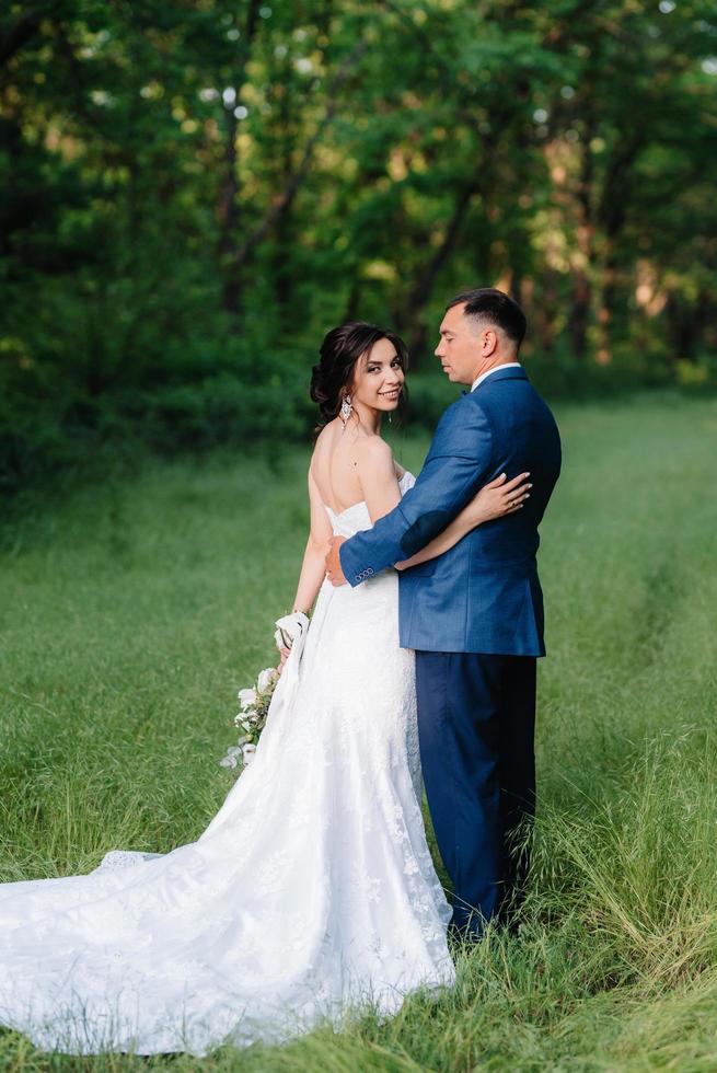 una pareja enamorada un chico y una chica en un paseo por el cinturón del bosque foto