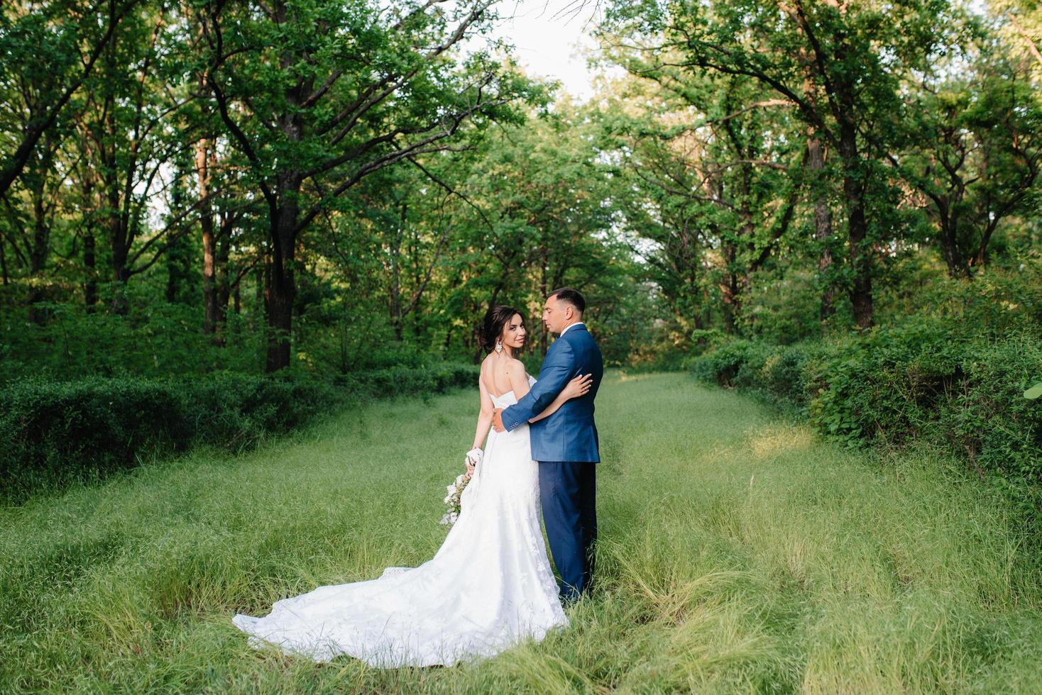 una pareja enamorada un chico y una chica en un paseo por el cinturón del bosque foto