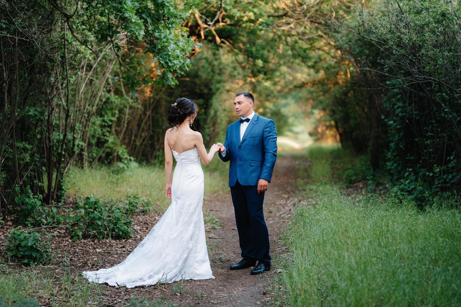 una pareja enamorada un chico y una chica en un paseo por el cinturón del bosque foto