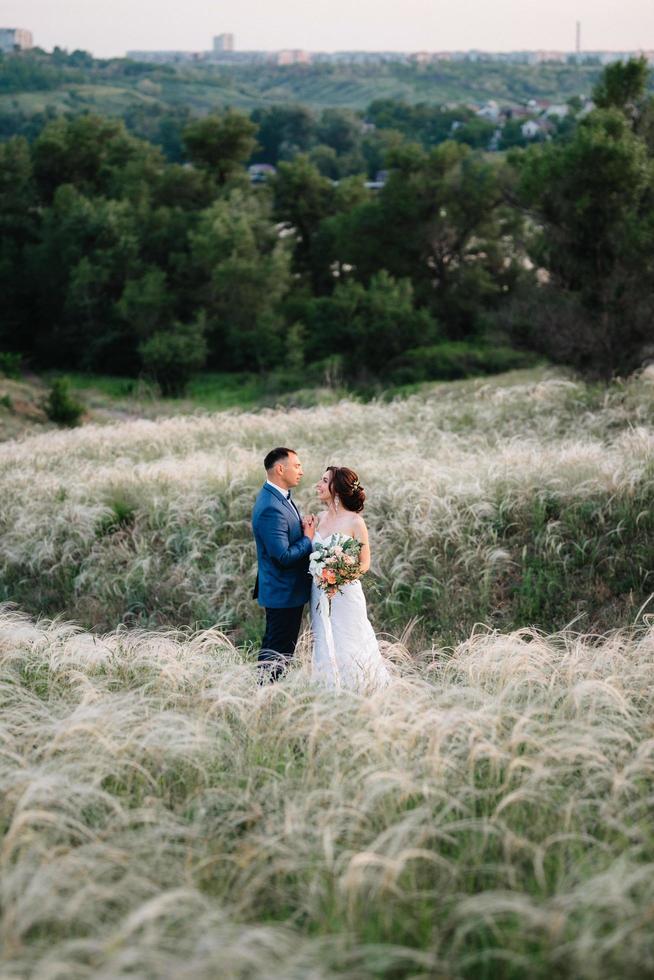 una pareja enamorada un chico y una chica en un paseo por el cinturón del bosque foto