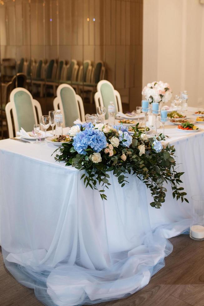 el presidium de los recién casados en el salón de banquetes del restaurante foto