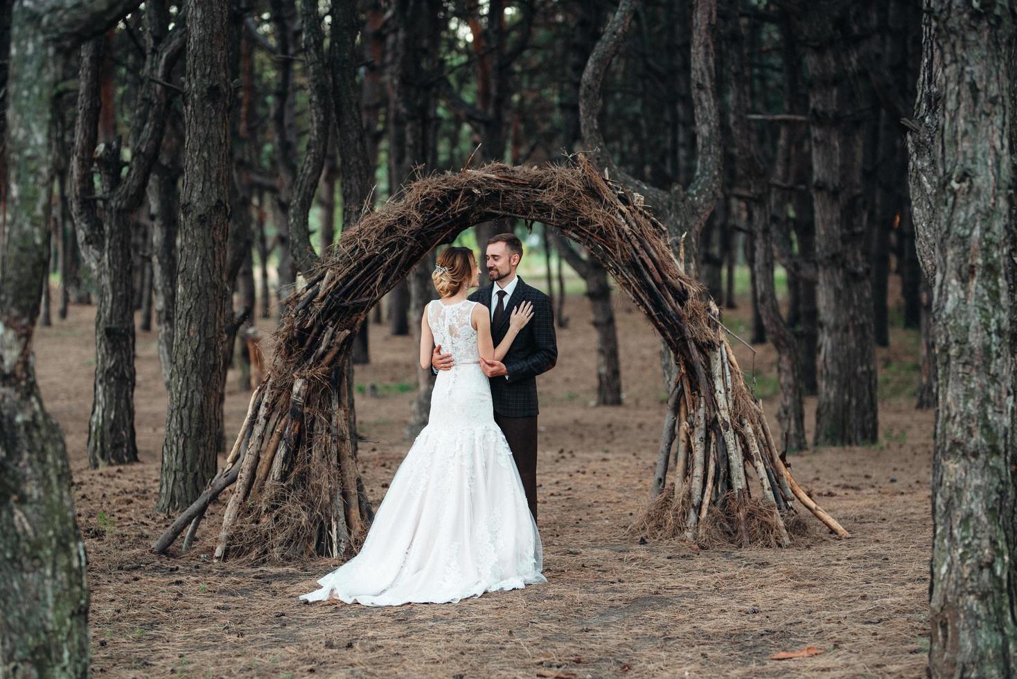 paseo de la novia y el novio por el bosque de otoño foto