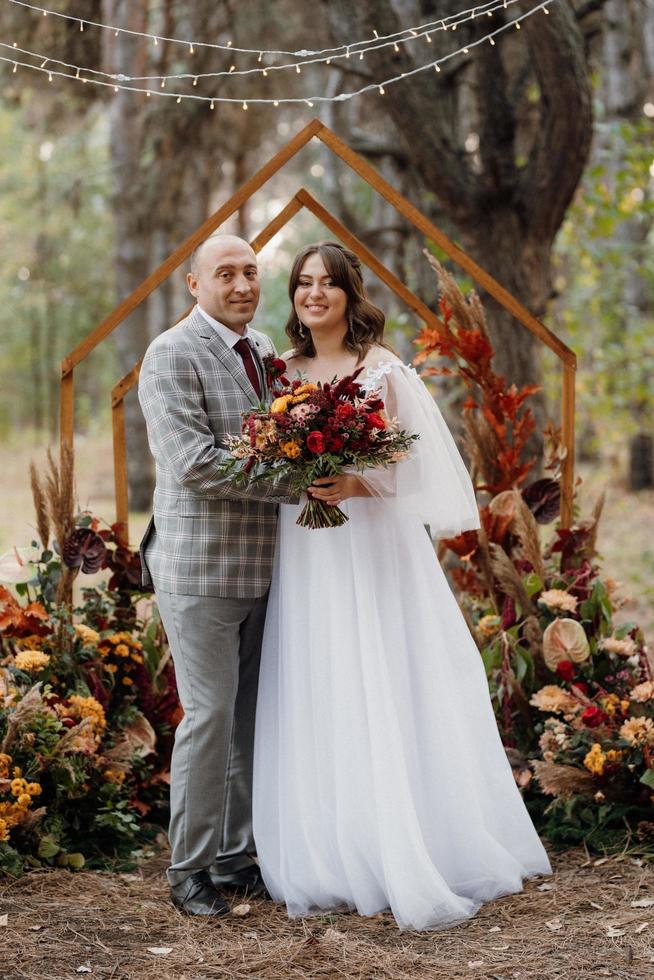 hombre y mujer se comprometieron en el bosque de otoño foto