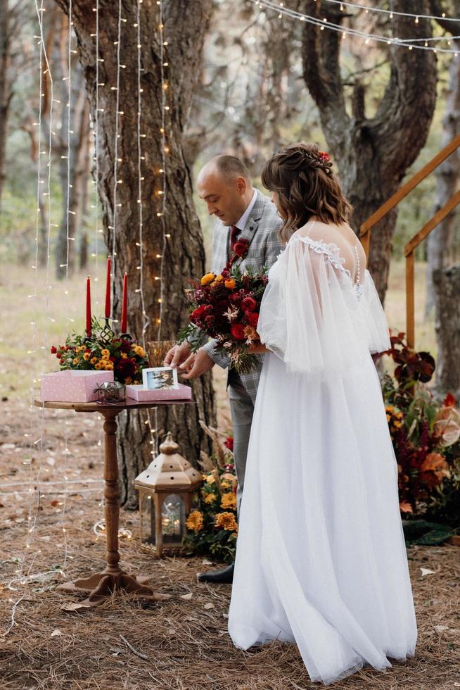 hombre y mujer se comprometieron en el bosque de otoño foto