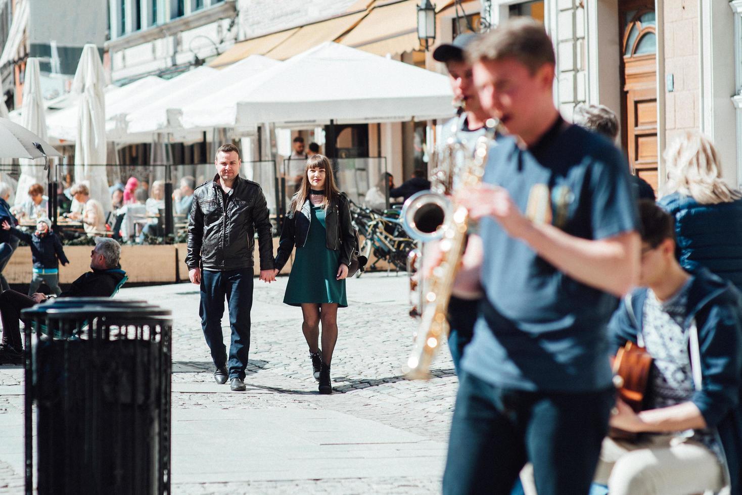 Gdansk, Polonia 2017- feliz chico y chica caminando por las calles turísticas de la vieja Europa foto