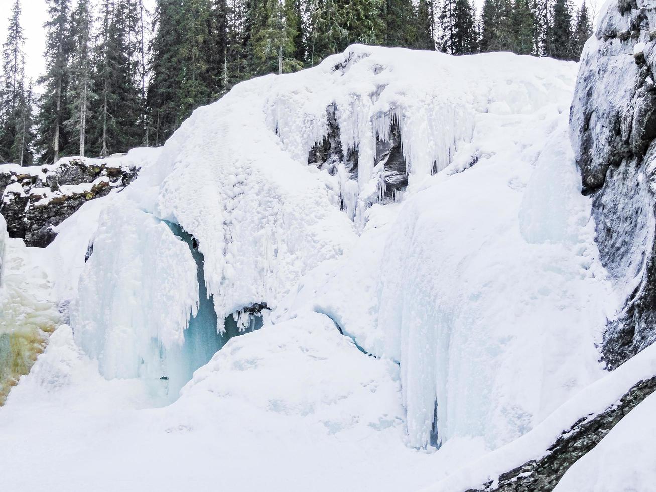 el paisaje invernal más hermoso de la cascada congelada rjukandefossen, hemsedal, noruega. foto